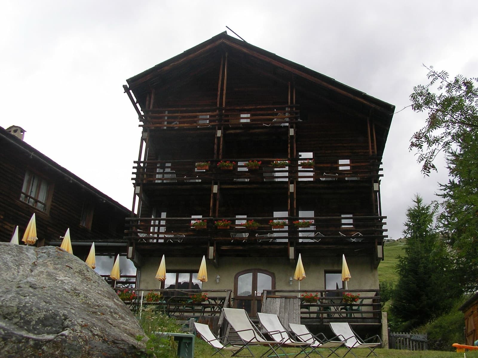 Haute maison de Saint-Véran, dans le Queyras, à rez-de-chaussée maçonné enduit surmonté de plusieurs niveaux de galeries de bois ouvertes