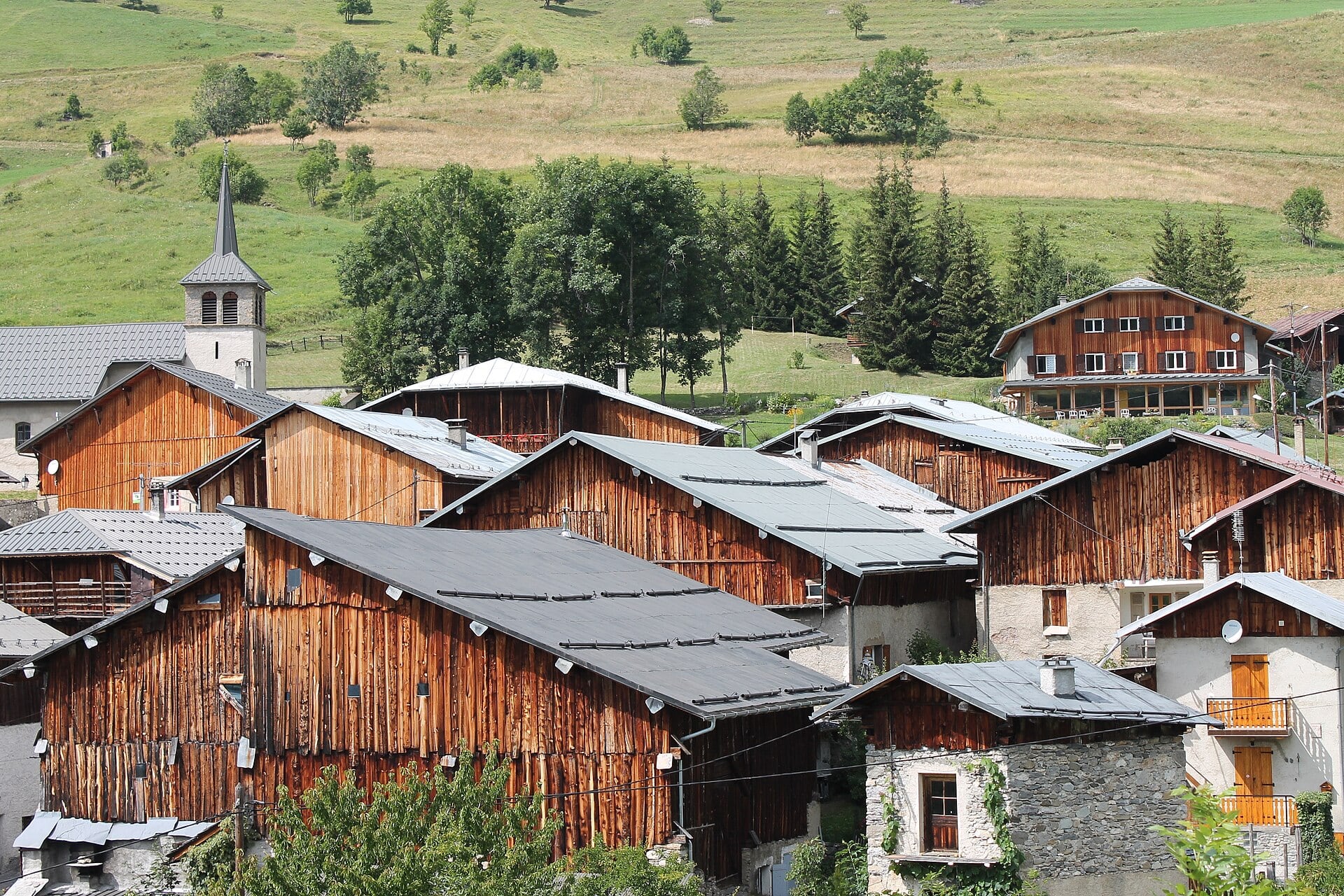 Village de chalets et clocher à Grand-Nâves, en Tarentaise