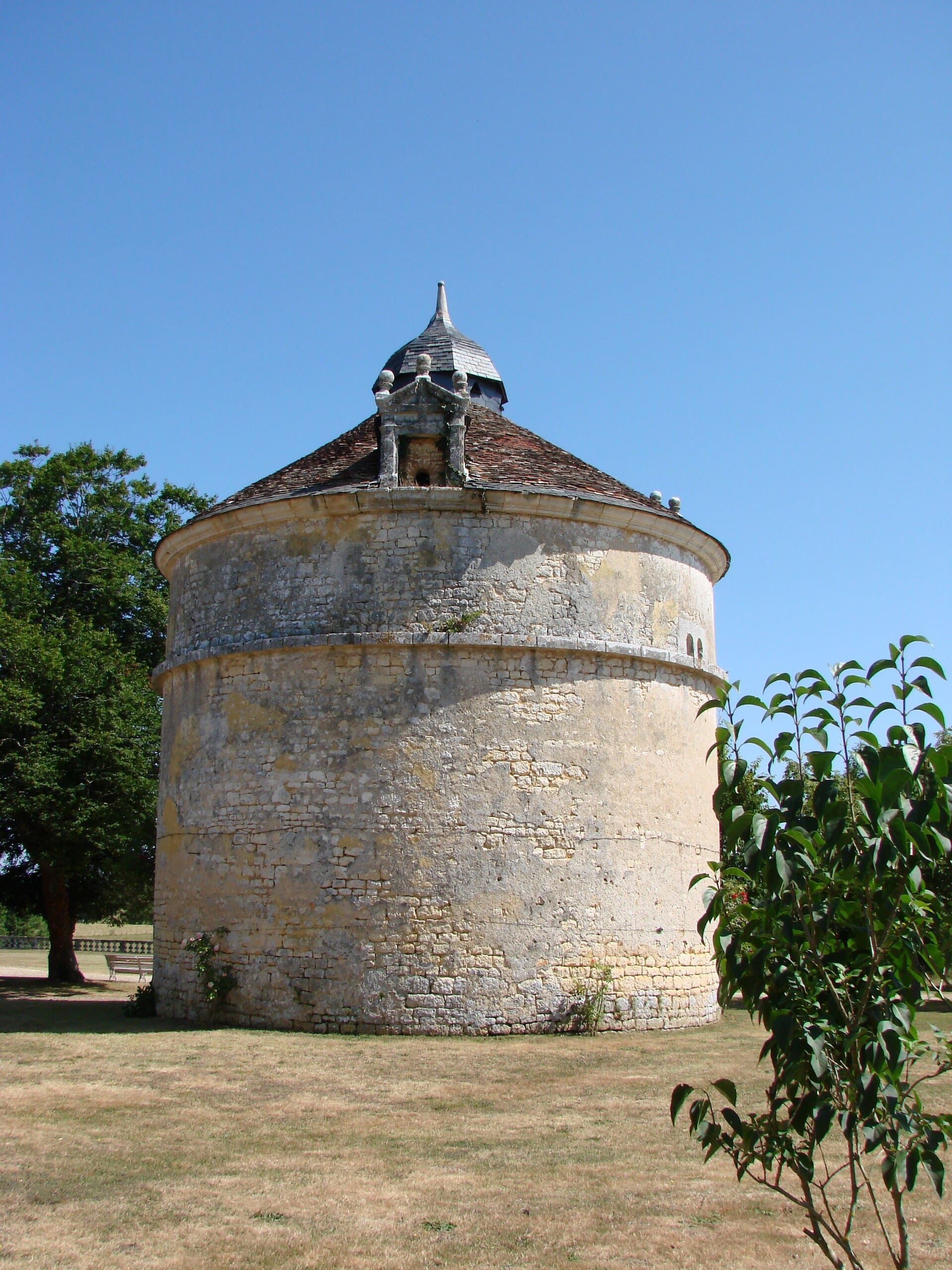 Pigeonnier rond de pierre à toit conique au logis de Panloy, en Saintonge.