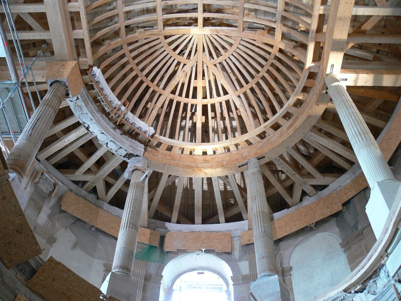 Charpente de chêne du comble de la chapelle du château de Lunéville : fermes principales assemblées portant les pannes et les chevrons.