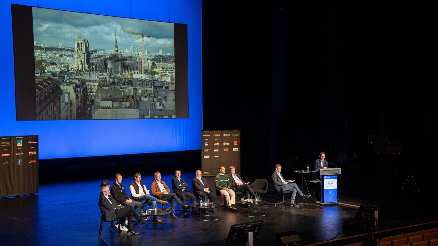 Fermes de chêne neuves de la charpente reconstruite de Notre-Dame de Paris, taillées à l’ancienne, présentées lors d’un forum de la construction bois en 2024.