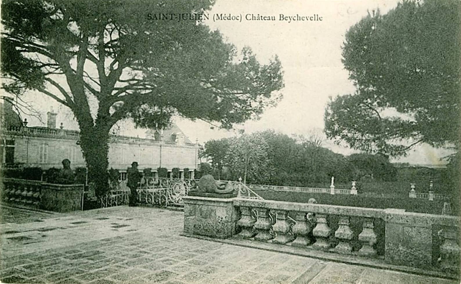 Carte postale ancienne du château Beychevelle et de sa terrasse à balustres