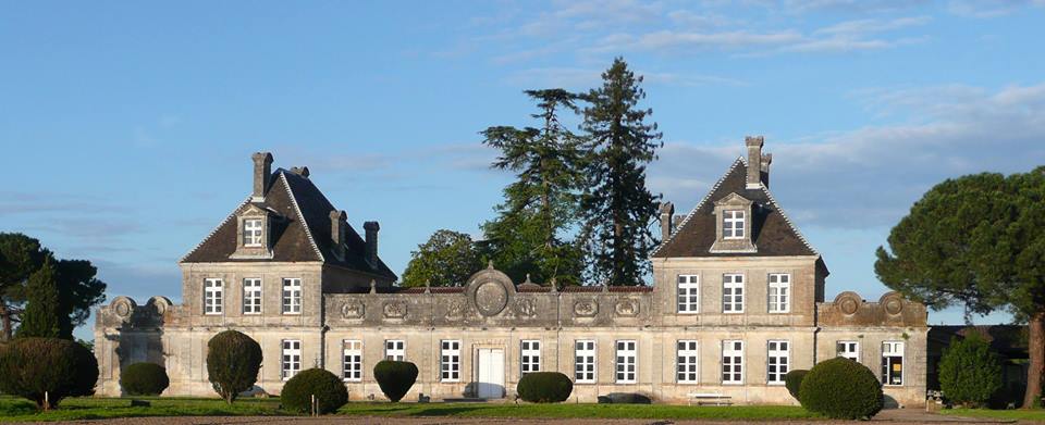Château de Cérons, façade classique de pierre symétrique encadrée de deux pavillons