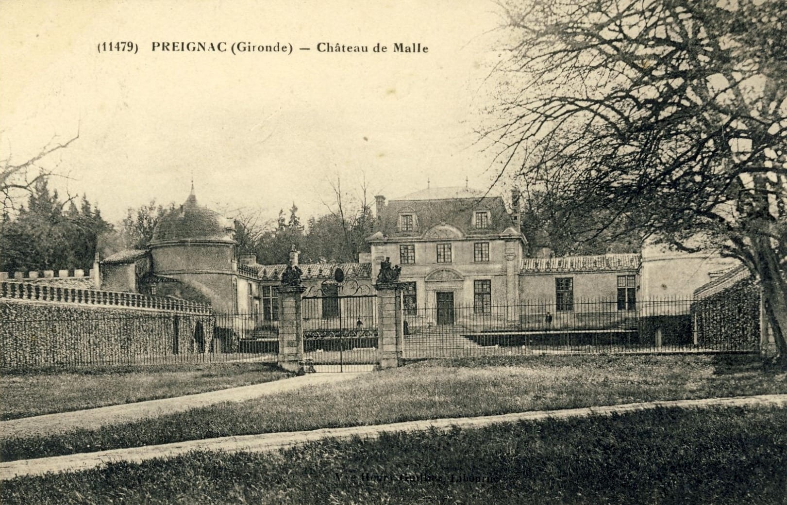Carte postale ancienne de la façade du château de Malle à Preignac