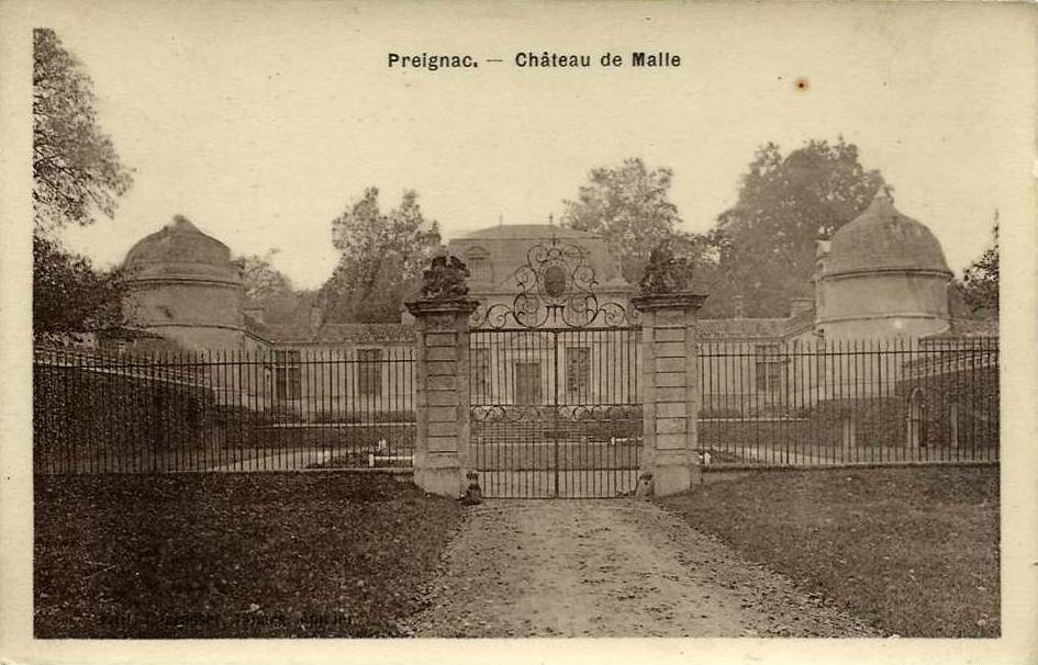Carte postale ancienne du portail et de la cour du château de Malle à Preignac