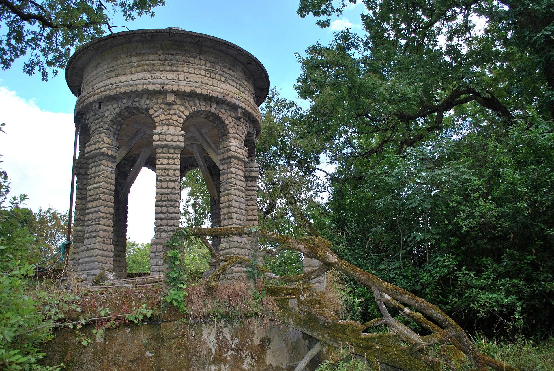 Belvédère en rotonde à colonnes de pierre dans un parc, au domaine de Sybirol