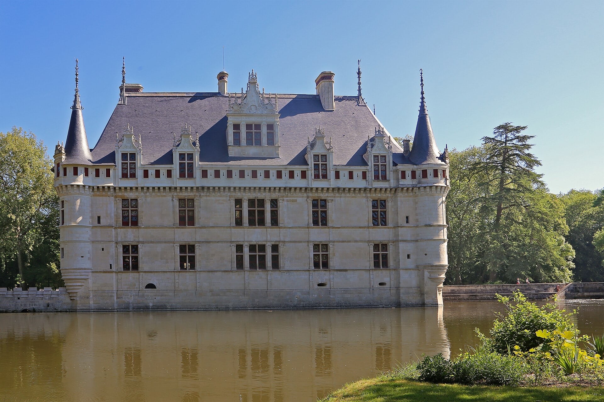 Le château d’Azay-le-Rideau miré dans l’Indre : façade Renaissance à lucarnes sculptées, tourelles d’angle en encorbellement