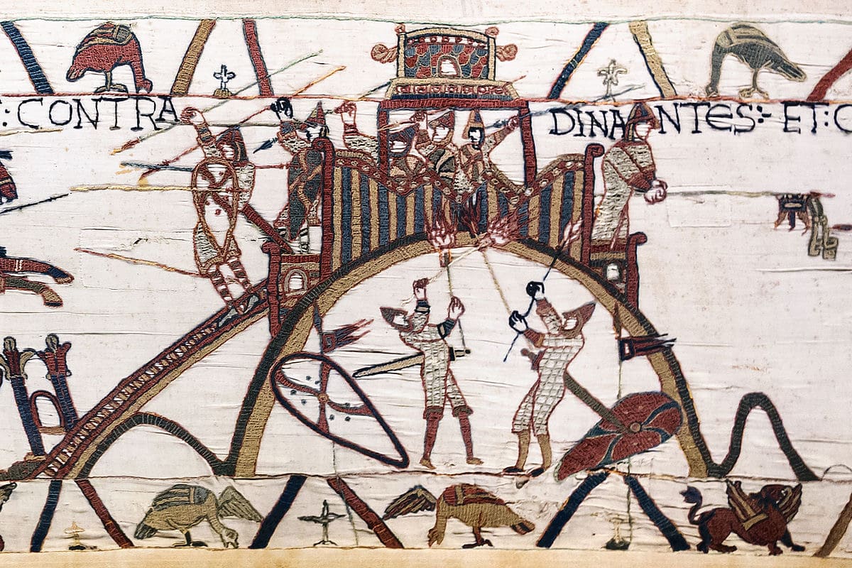 Scène de la tapisserie de Bayeux : la motte de Dinan, tour de bois sur tertre ceint d’une palissade, prise d’assaut