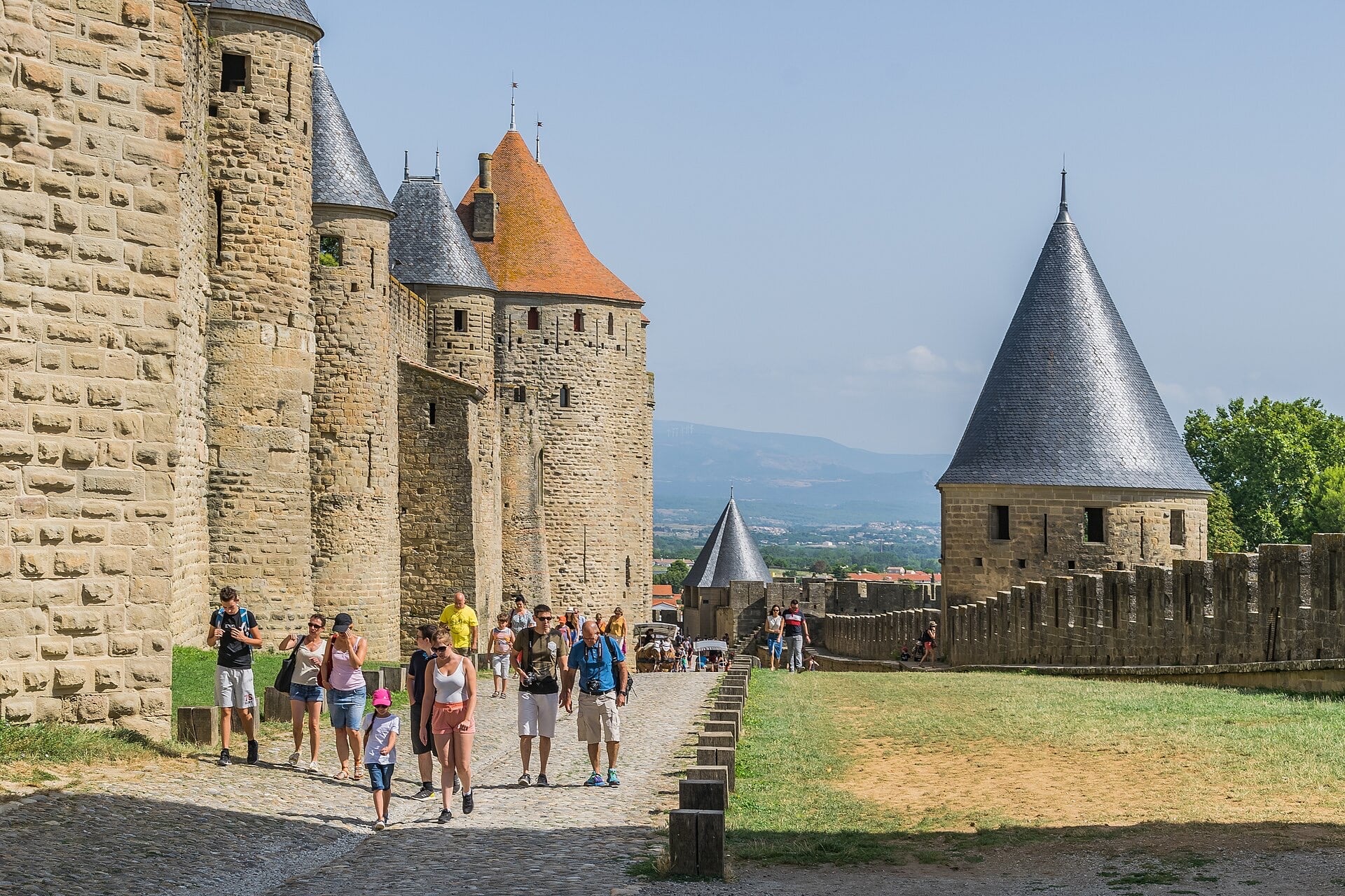 Les remparts de la cité de Carcassonne : tours à toits coniques d’ardoise, double enceinte, lices