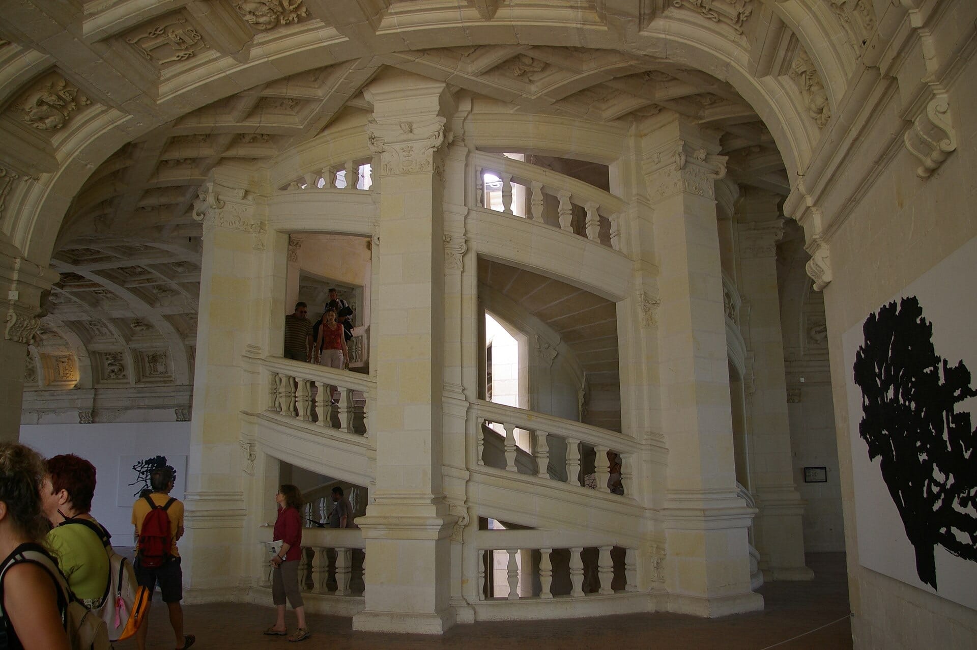 L’escalier à double révolution de Chambord : deux volées hélicoïdales autour d’un noyau ajouré, sous une voûte à caissons sculptés