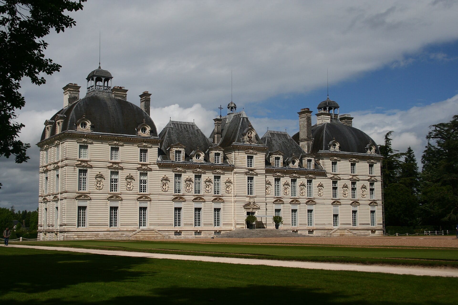 Façade sud du château de Cheverny : long corps de logis de pierre blanche parfaitement symétrique, deux pavillons à dômes, bustes en médaillon, toits d’ardoise