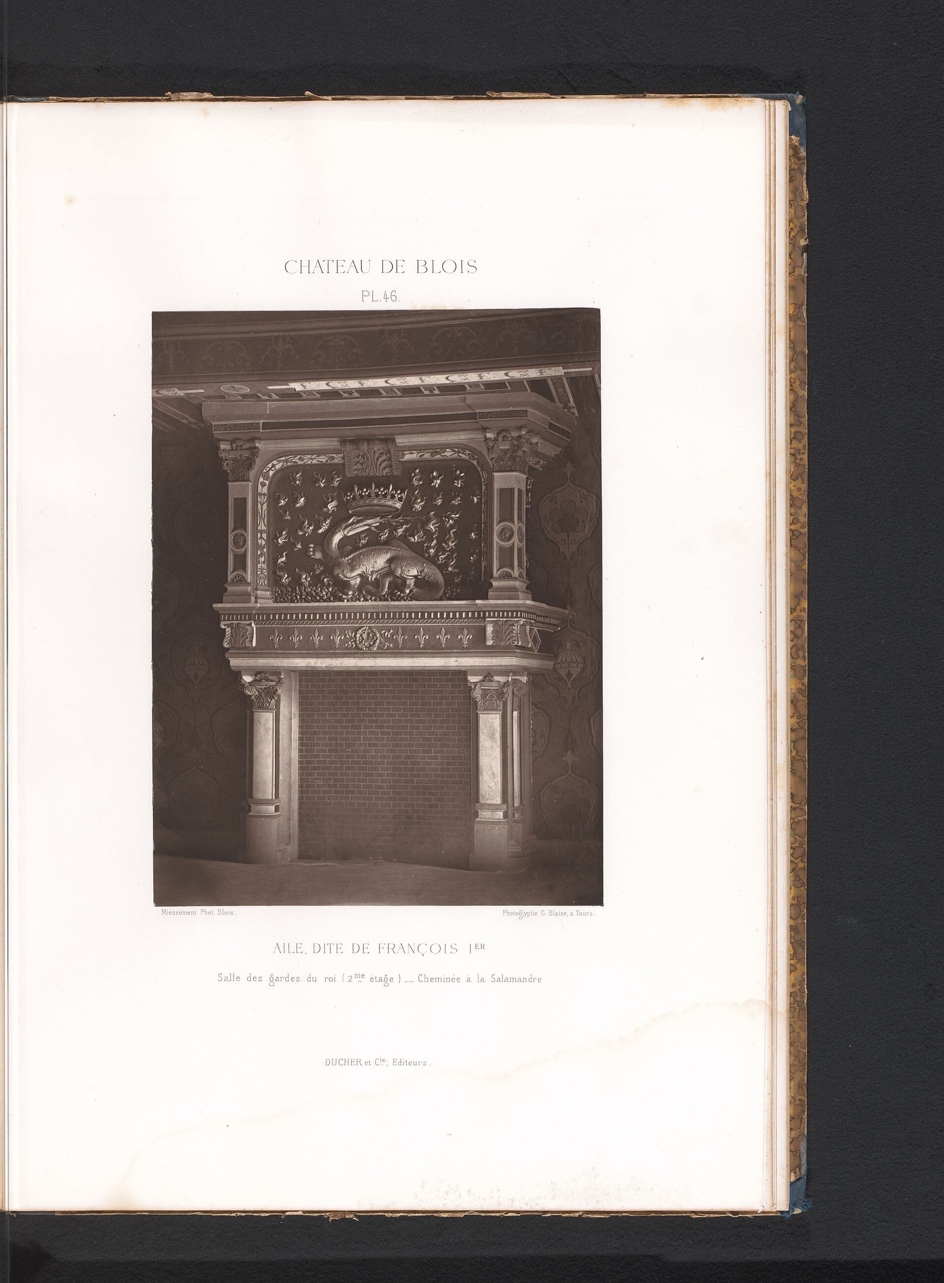 Planche photographique ancienne : cheminée monumentale de la salle des gardes de l’aile François Iᵉʳ de Blois, ornée d’une salamandre couronnée parmi les flammes, légende imprimée