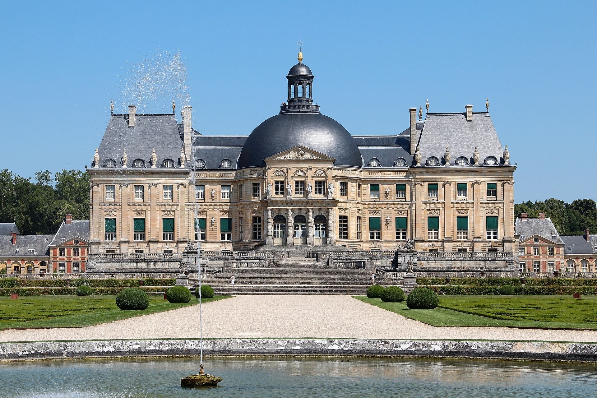 Le château de Vaux-le-Vicomte et ses parterres descendant vers les bassins.