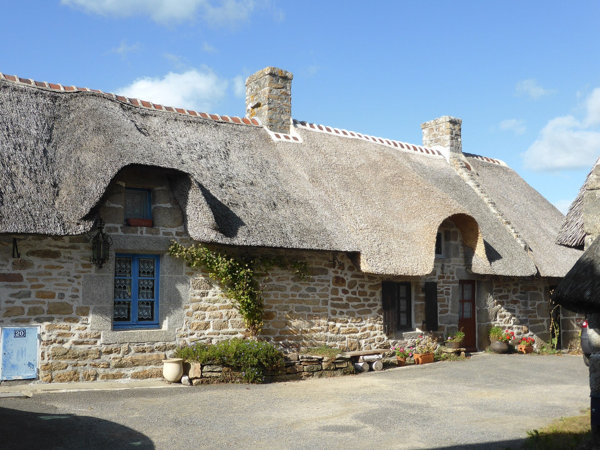 Chaumière de pierre à lucarnes de chaume au hameau de Kerascoët, à Névez