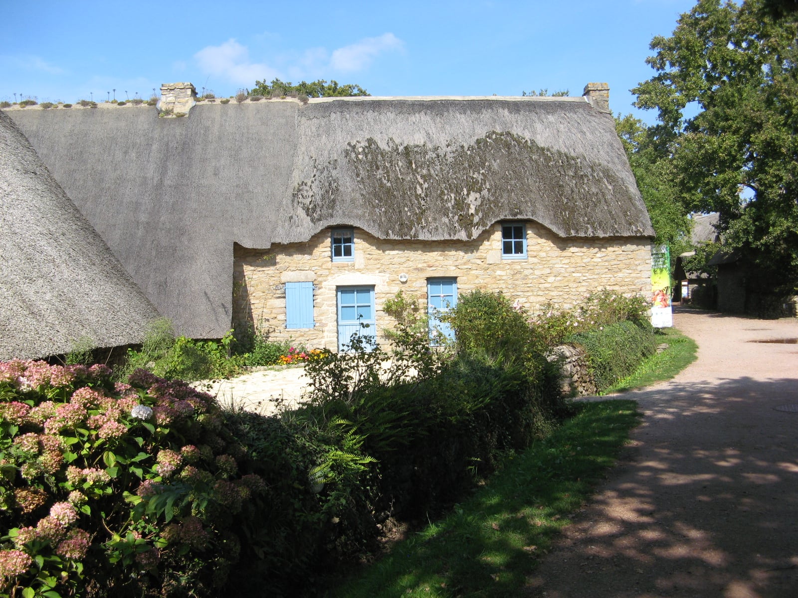 Chaumière de pierre au toit de chaume à Kerhinet, en Brière