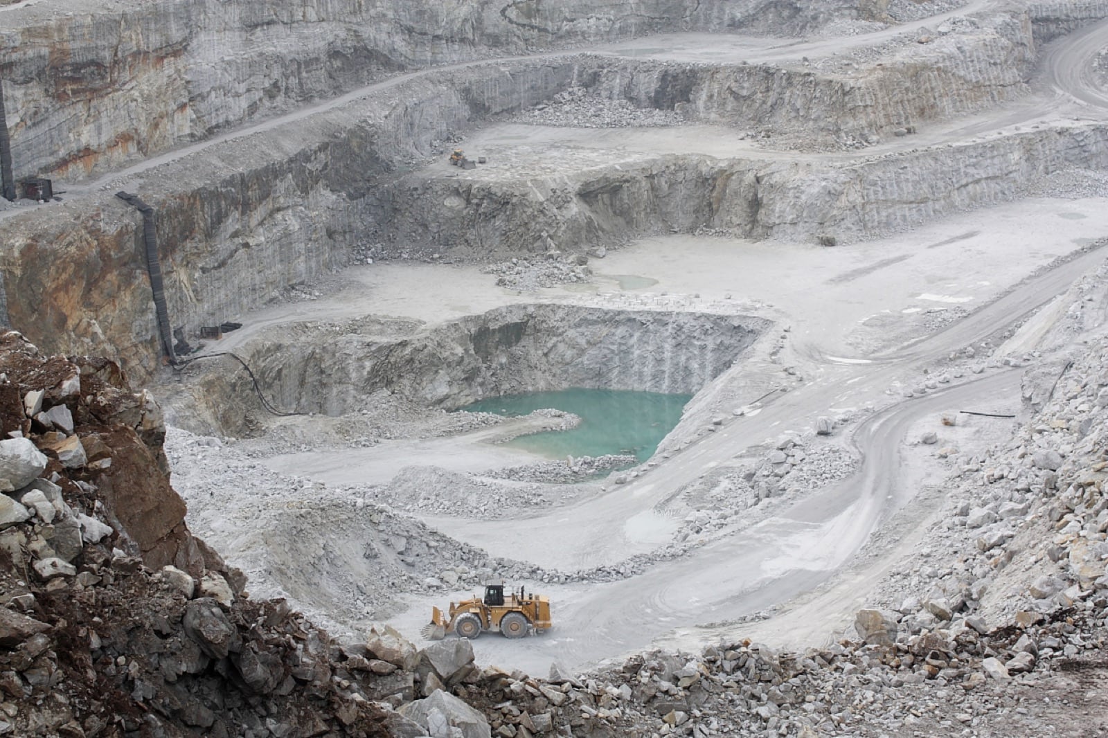 Carrière de calcaire à ciel ouvert exploitée en gradins, roche mère de la chaux