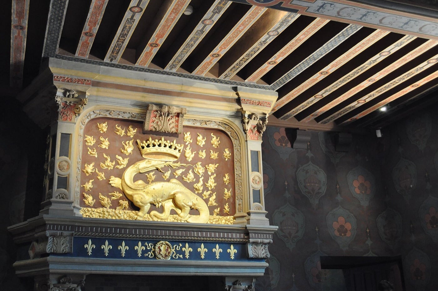 Détail sculpté d’une salamandre couronnée, emblème de François Iᵉʳ, sur une cheminée du château de Blois.