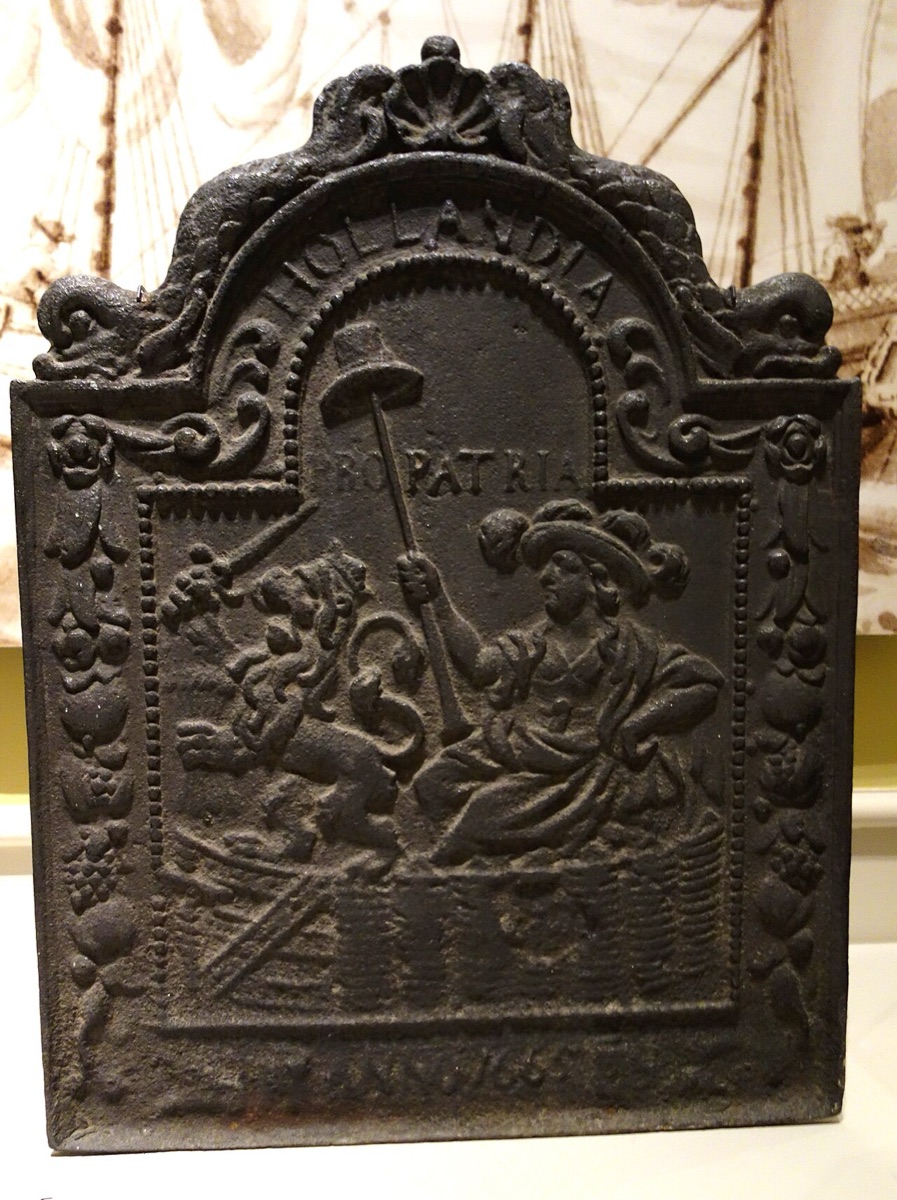 Plaque de cheminée en fonte de fer du XVIIᵉ siècle, ornée en relief d’un lion héraldique et d’une inscription, datée 1665.