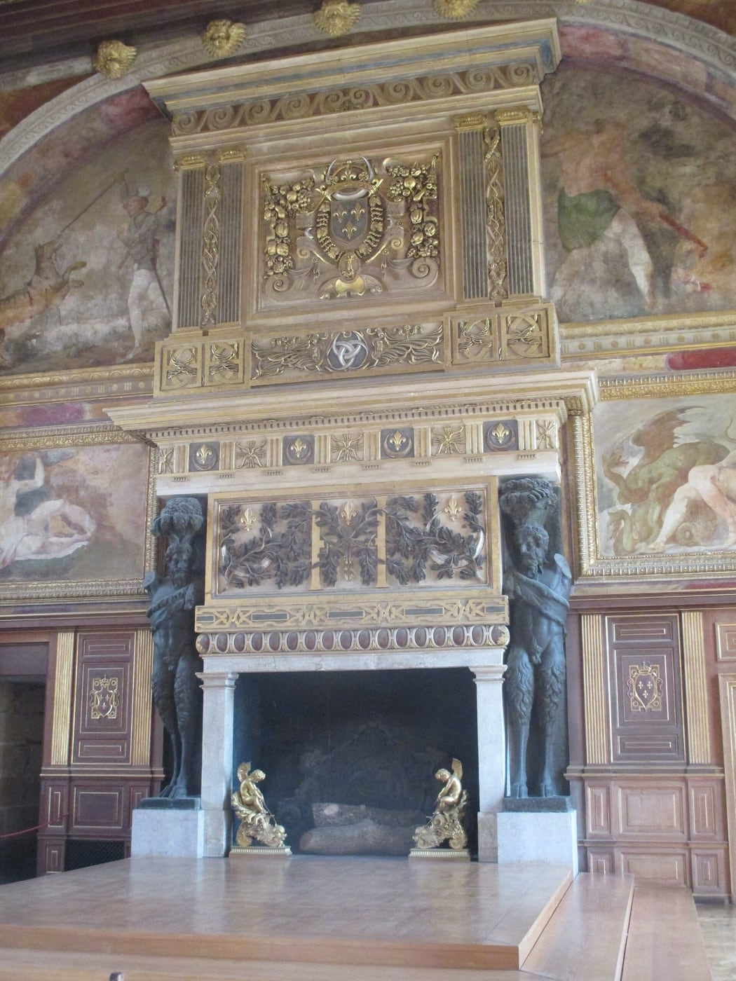 Cheminée monumentale de la salle de bal du château de Fontainebleau, portée sur des figures latérales, au décor de l’école de Fontainebleau.