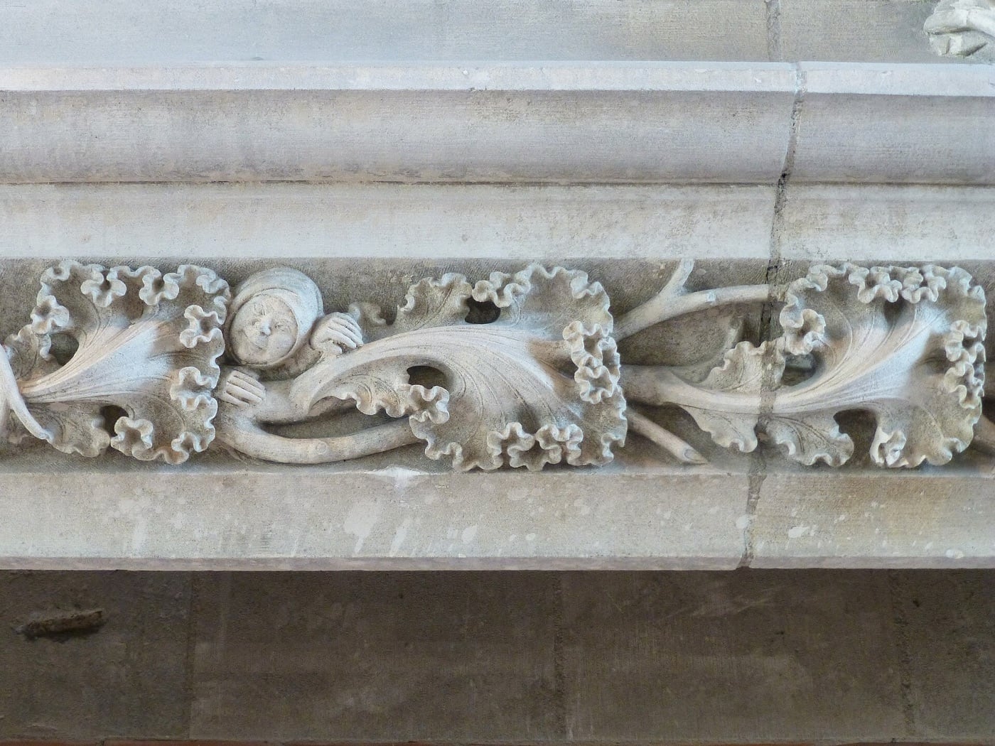 Manteau de cheminée d’apparat en pierre sculptée du XVᵉ siècle, à sa place dans la Salle des Festins du palais Jacques-Cœur à Bourges.
