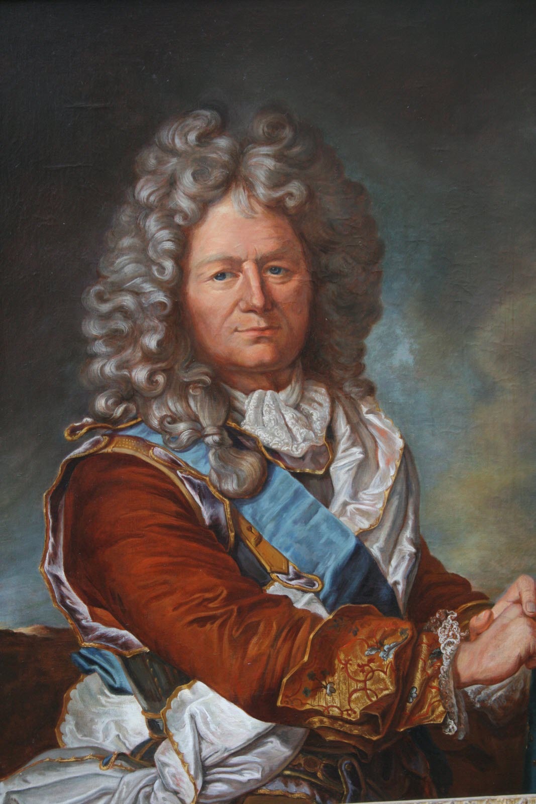 Portrait peint de Sébastien Le Prestre de Vauban, homme en perruque grise, cuirasse et habit de velours rouge, portant le cordon bleu de l’ordre du Saint-Esprit.
