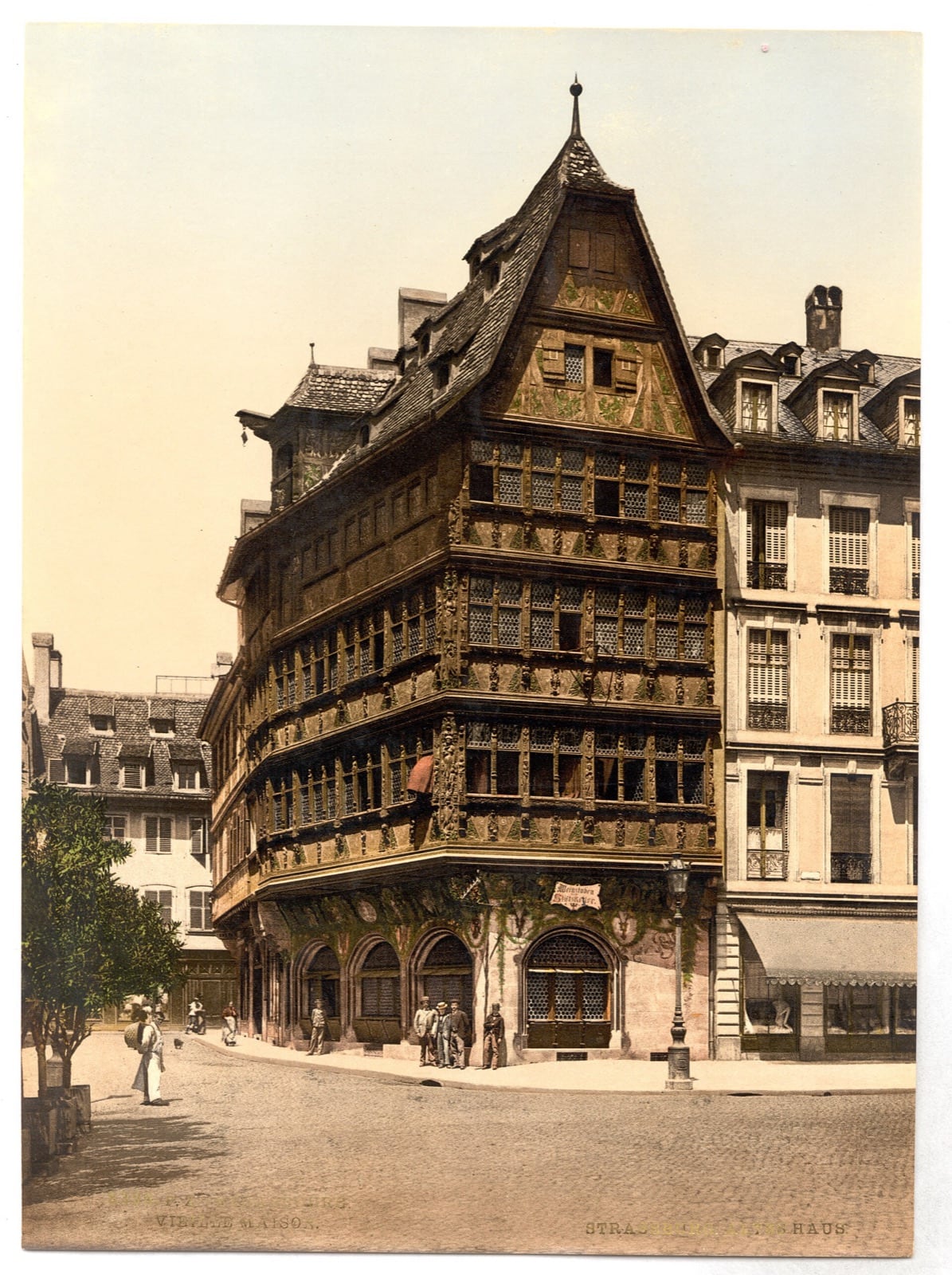 Maison Kammerzell à Strasbourg, façade à pans de bois sculptés et fenêtres à cul-de-bouteille, photochromie ancienne