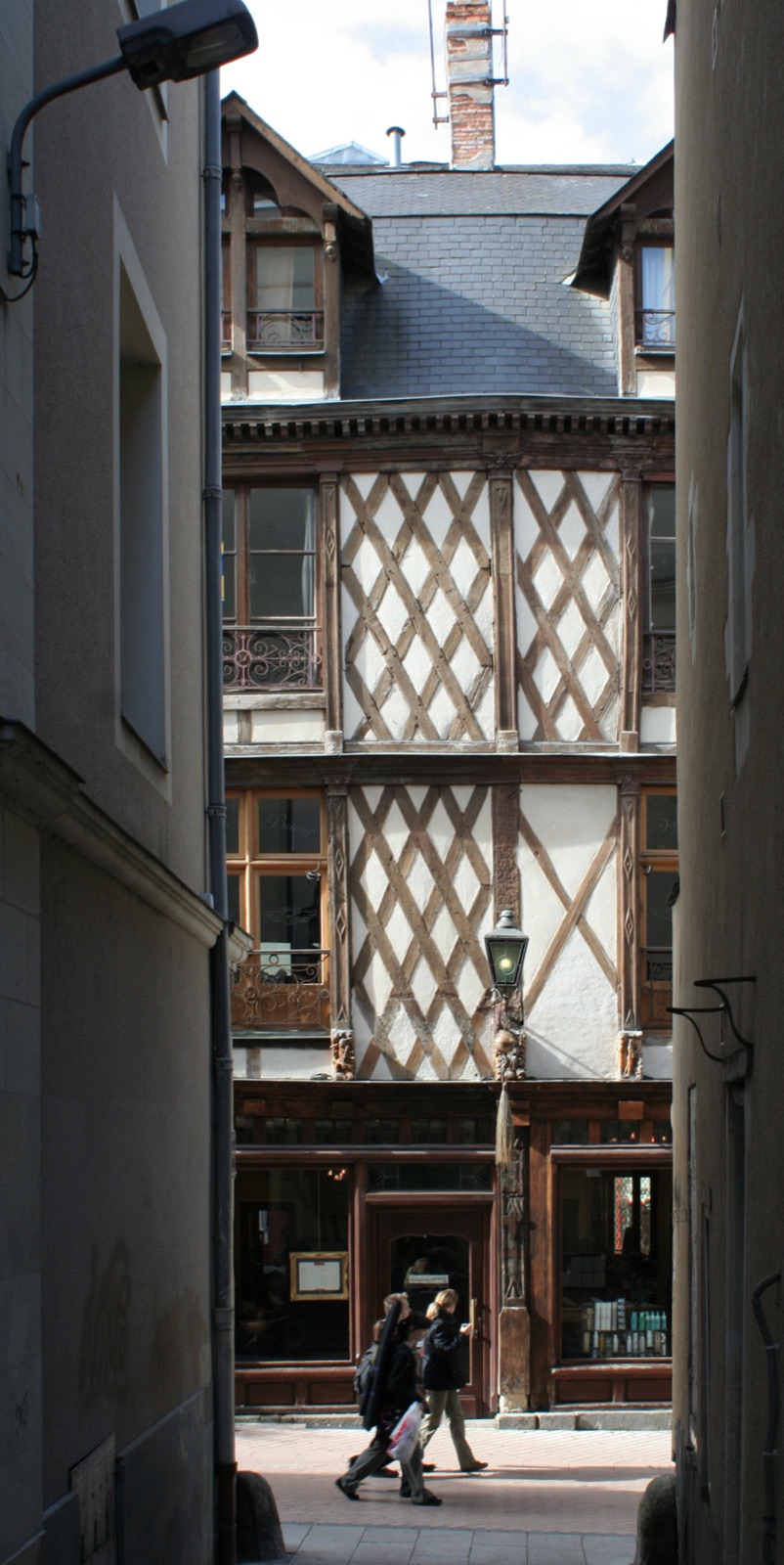 Maison d’Adam à Angers, façade à colombages losangés et encorbellement sur poteaux sculptés