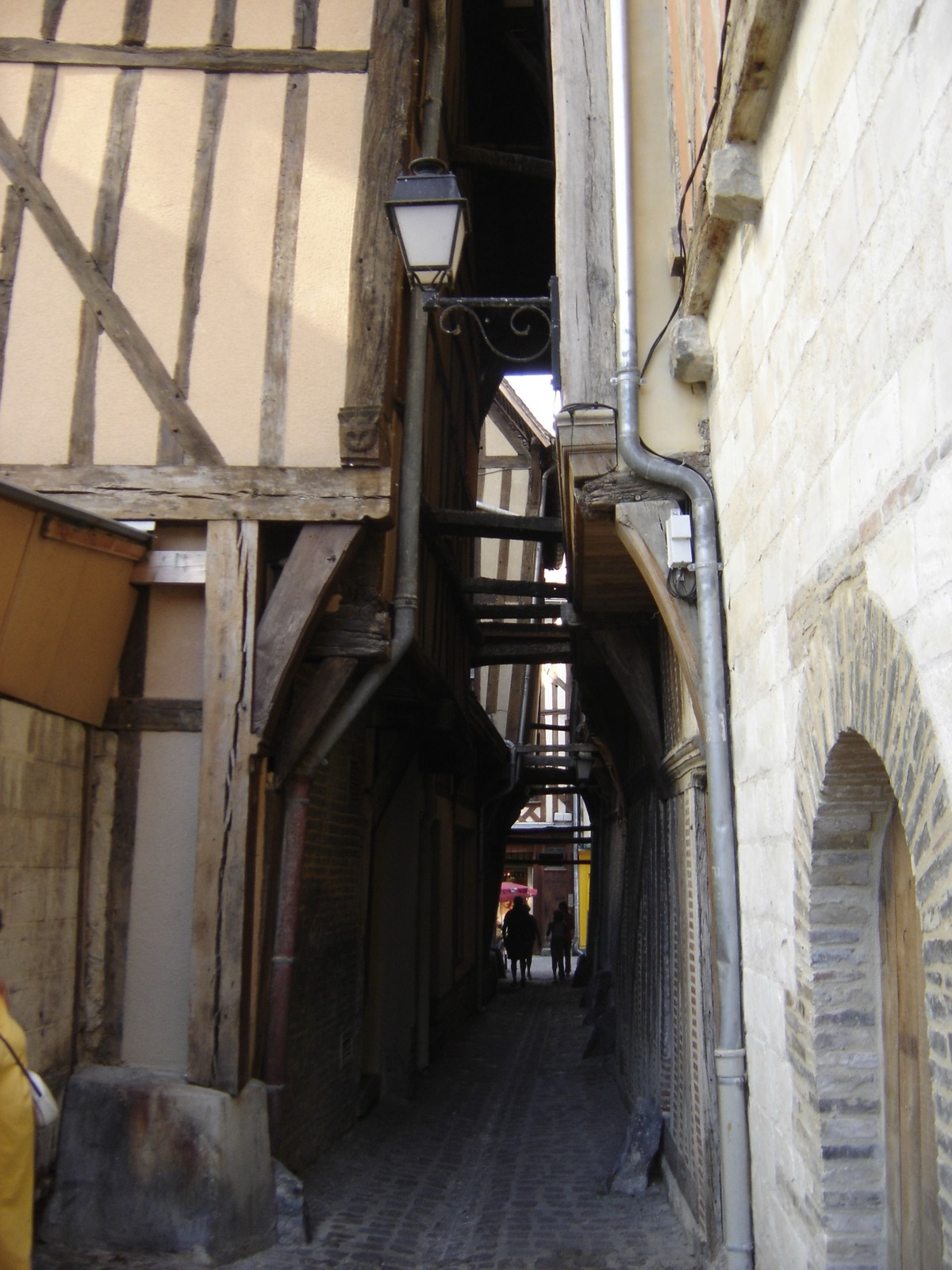 Ruelle des Chats à Troyes, maisons à pans de bois dont les encorbellements se rejoignent au-dessus de la rue