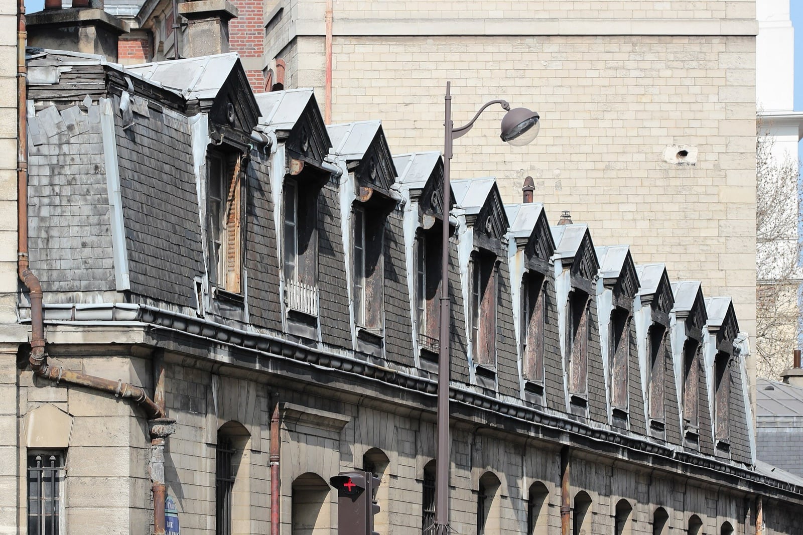 Toit à la Mansart parisien : brisis inférieur raide percé de lucarnes, terrasson supérieur en faible pente