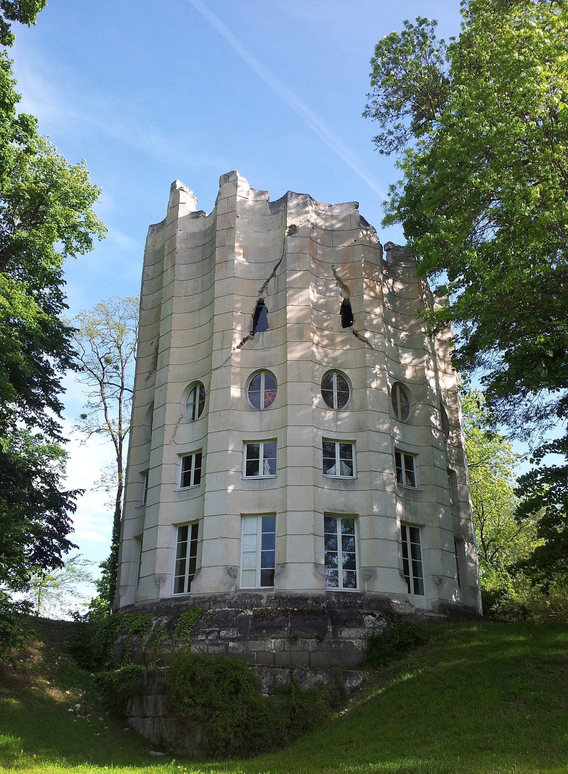La Colonne détruite du Désert de Retz : habitation en forme de fût de colonne cannelée géant, rompu à son sommet.