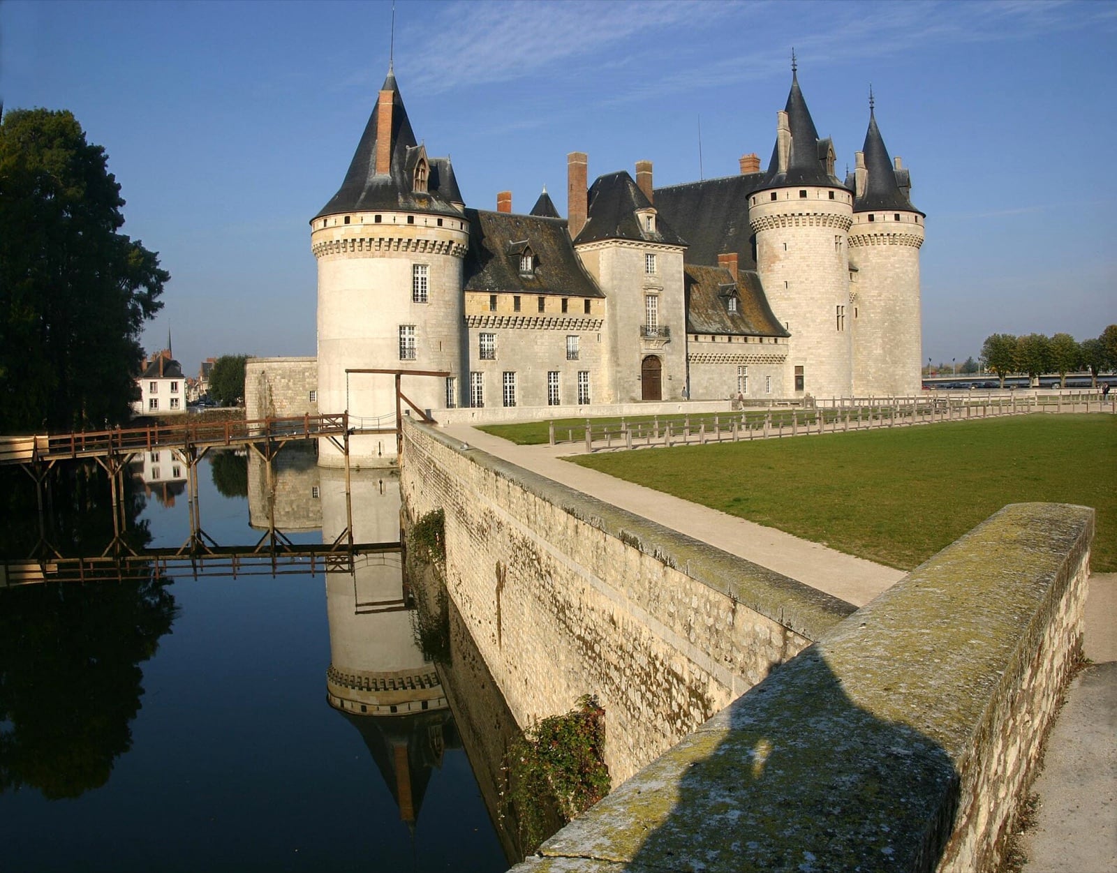 Le château de Sully-sur-Loire, grosses tours d’angle à toits coniques et mâchicoulis, ceint de larges douves en eau