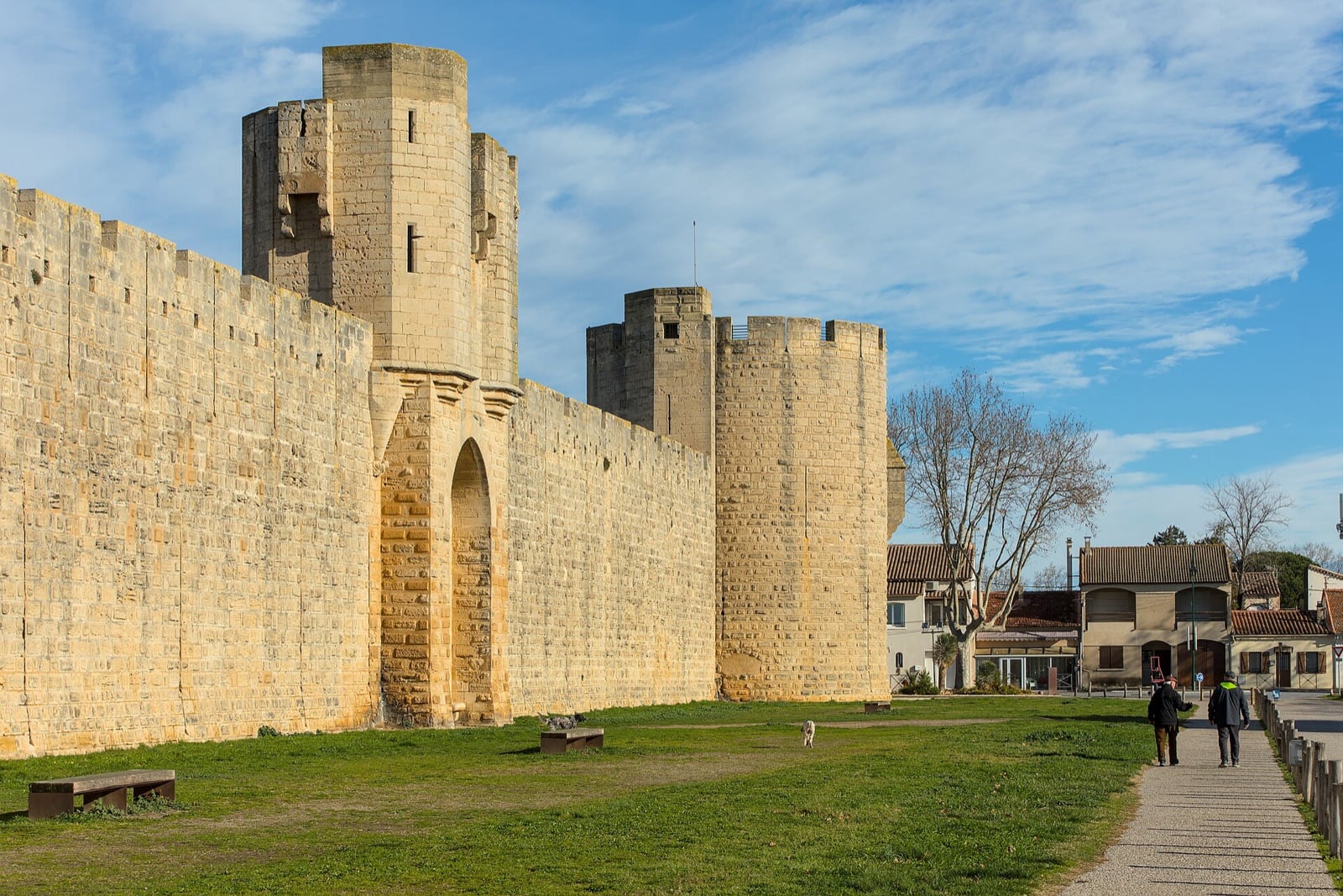 Les remparts d’Aigues-Mortes et leurs tours de pierre, échauguettes d’angle au sommet des courtines