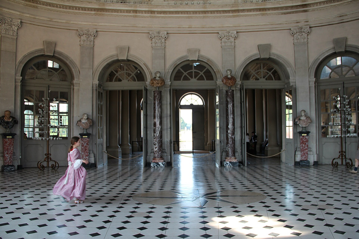 Le grand salon ovale de Vaux-le-Vicomte : vaste pièce centrale à plan ovale, coupole, ordre de pilastres et grandes fenêtres, au cœur de la distribution du château.