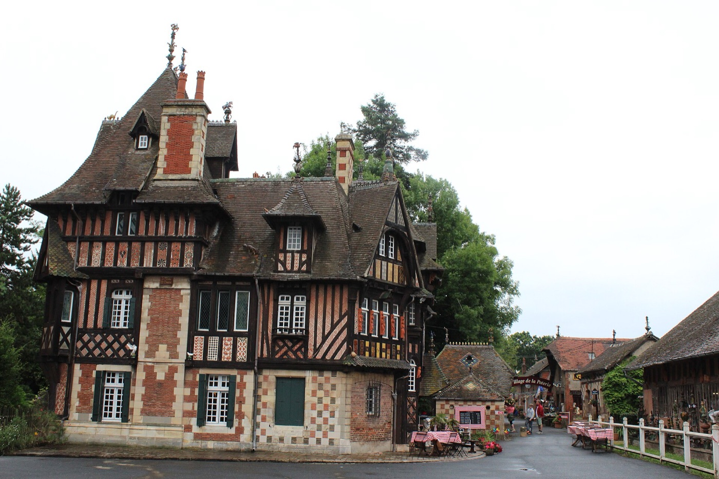 Le manoir de la poterie du Mesnil de Bavent, foyer normand de production des épis de faîtage en terre vernissée.