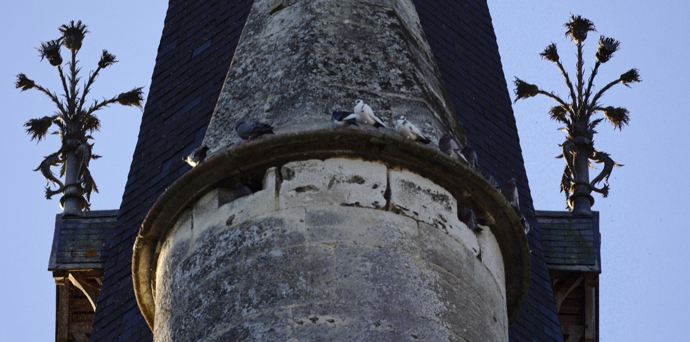 Deux épis de faîtage coiffant les sommets de toiture de l’église Saint-André d’Appeville-Annebault, là où se termine l’arête du toit.
