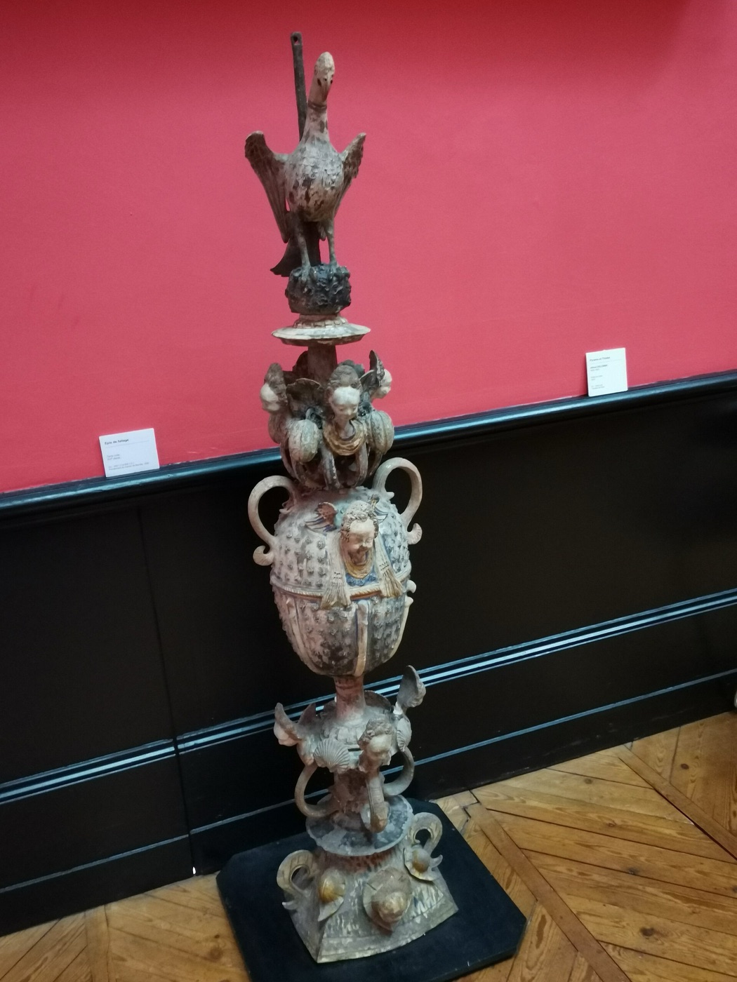 Épi de faîtage Renaissance en terre cuite à éléments superposés — base, vases et boules étagés — provenant du manoir de Barville.