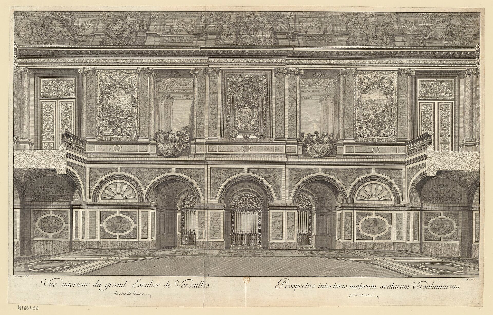 Estampe ancienne figurant la vue intérieure du grand escalier des Ambassadeurs à Versailles : parois de marbre, arcades, grilles de fer forgé et figures accoudées à la balustrade du palier.