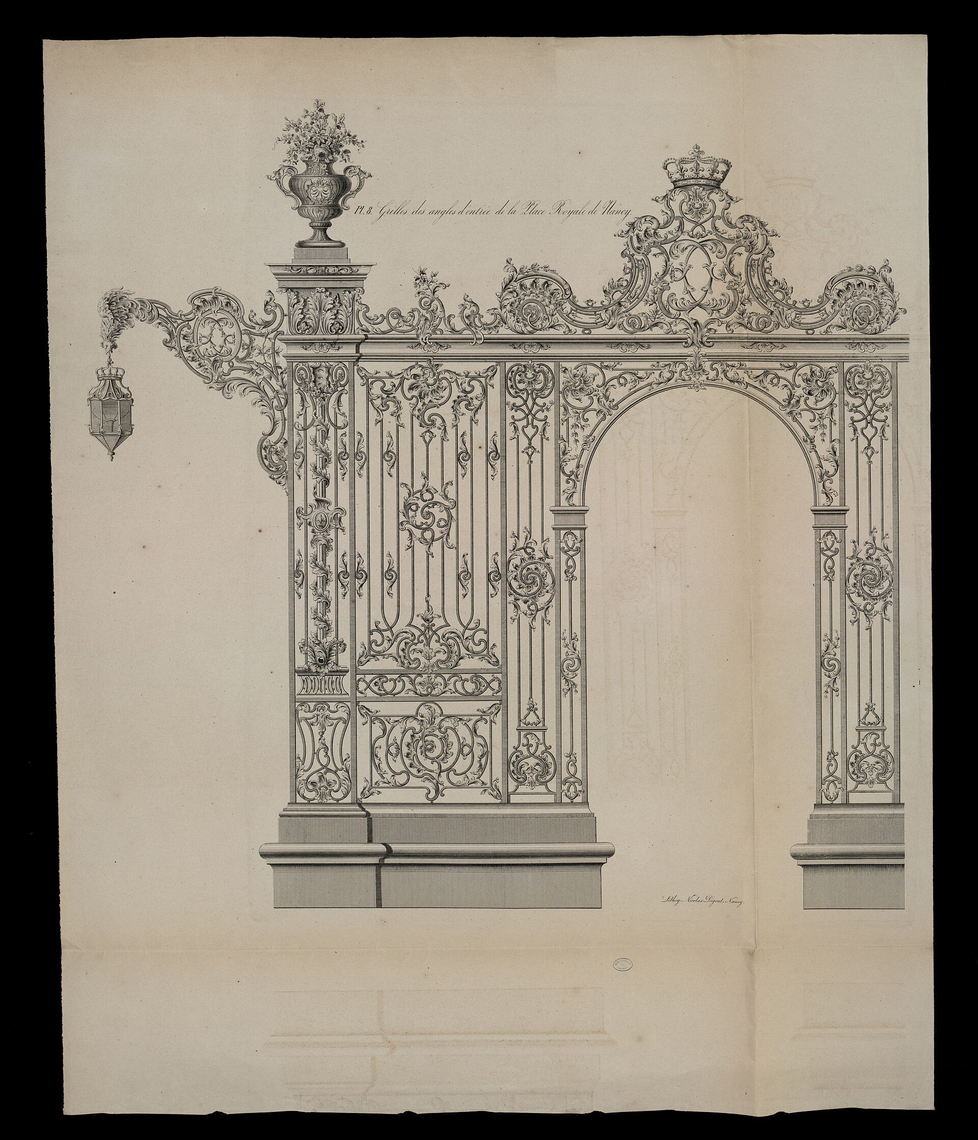 Planche gravée figurant une grille d’angle de la place Royale de Nancy, œuvre de Jean Lamour : arcade de fer forgé à volutes, palmes et rinceaux, surmontée d’une couronne.