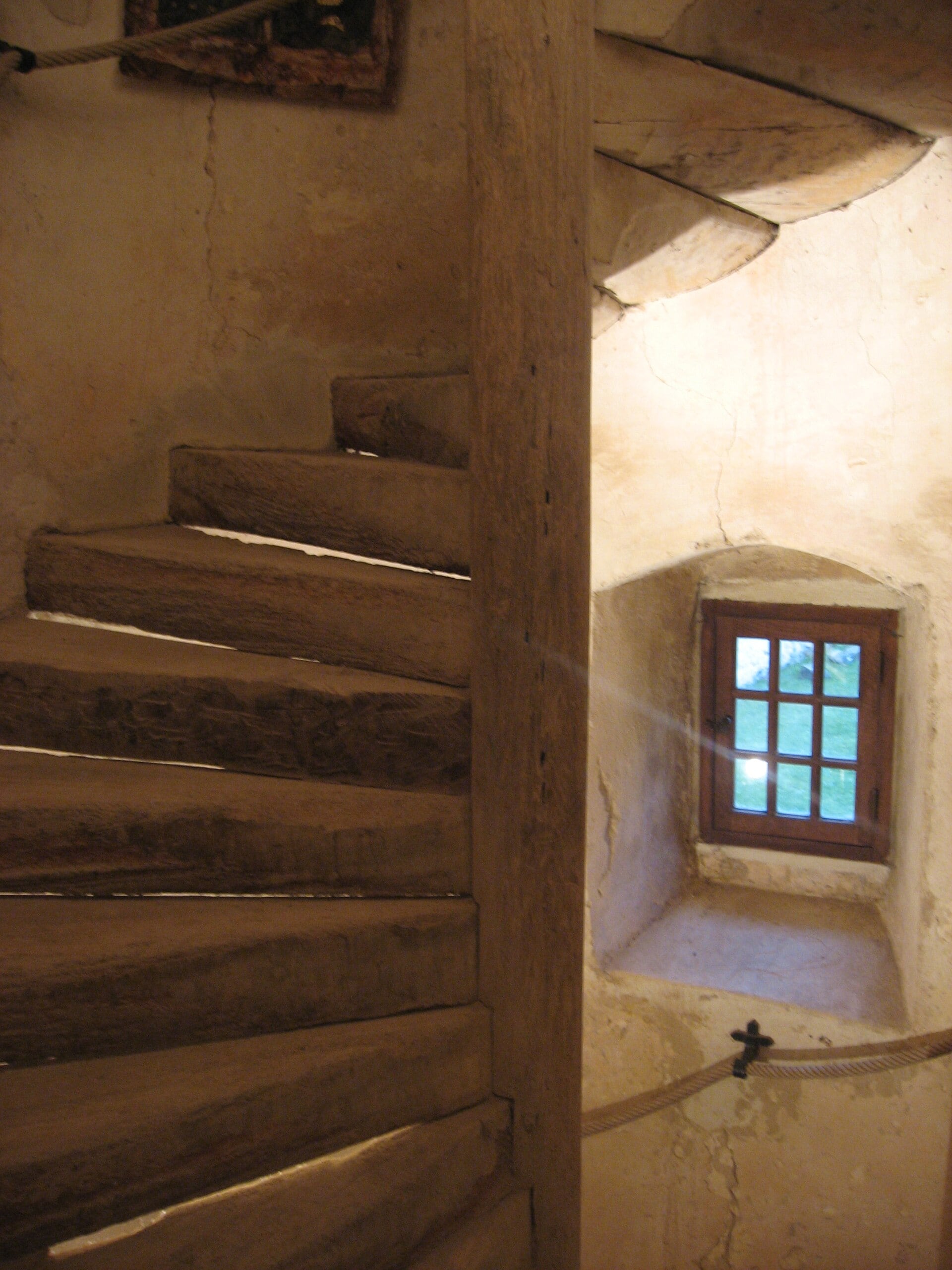 Escalier à vis de bois du château des Allymes, daté de 1588 : marches et noyau de charpente montant en hélice.