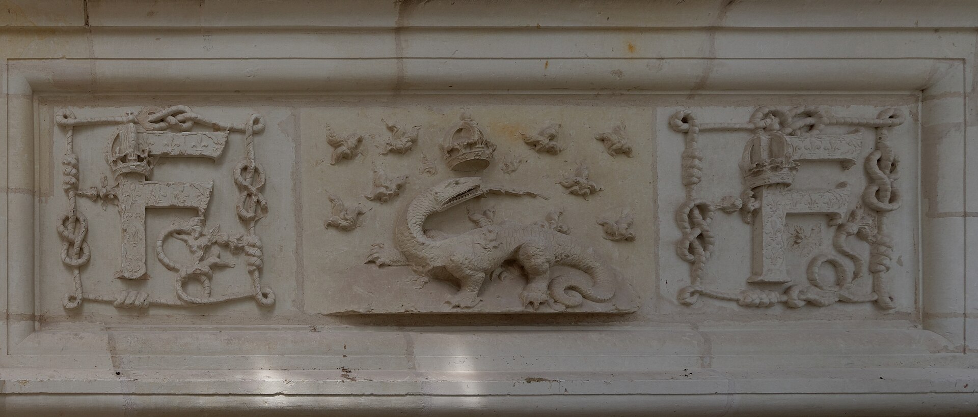 Vue en plongée de l’escalier à double révolution de Chambord montrant les volées hélicoïdales imbriquées et le noyau à jour.