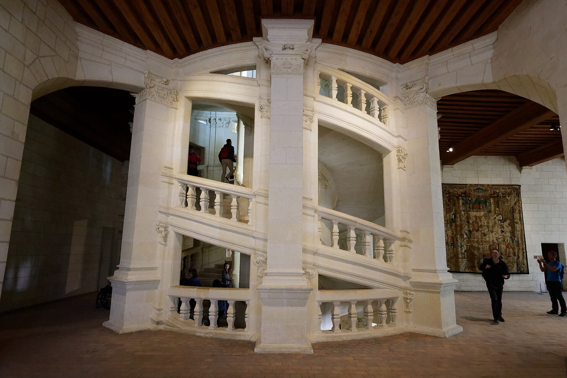 L’escalier à double révolution de Chambord : deux hélices de pierre imbriquées montant autour d’un noyau ajouré.
