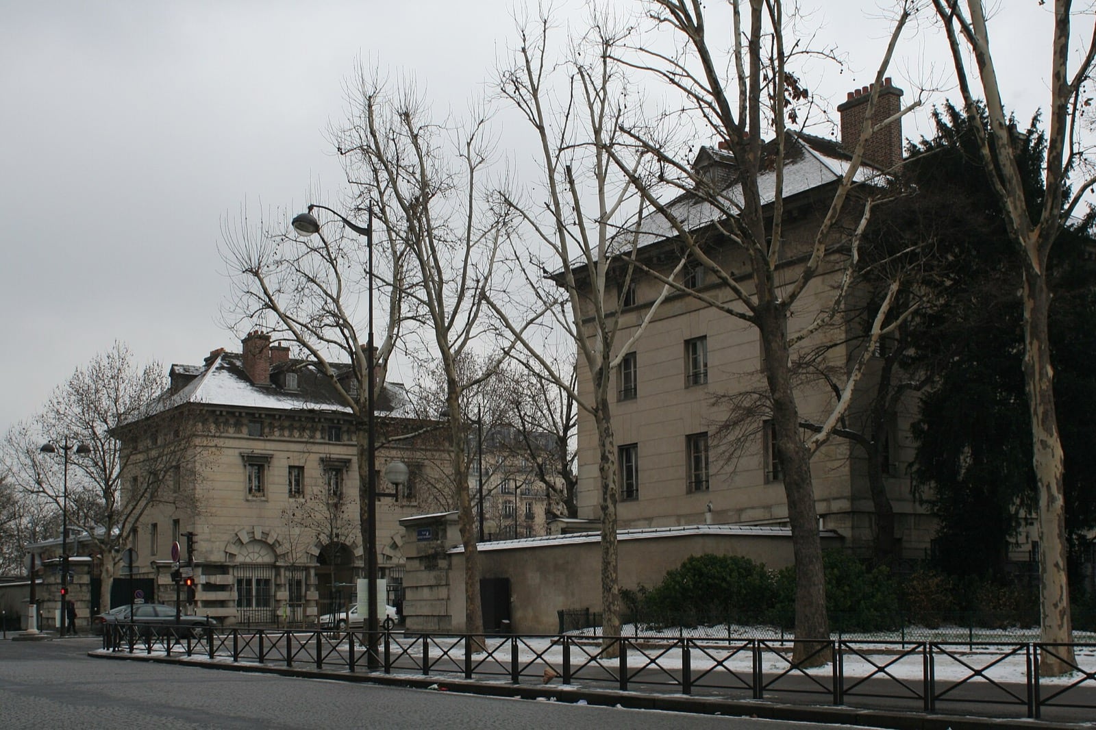 Le pavillon d’octroi de la barrière d’Enfer, place Denfert-Rochereau à Paris : façade néoclassique à colonnade
