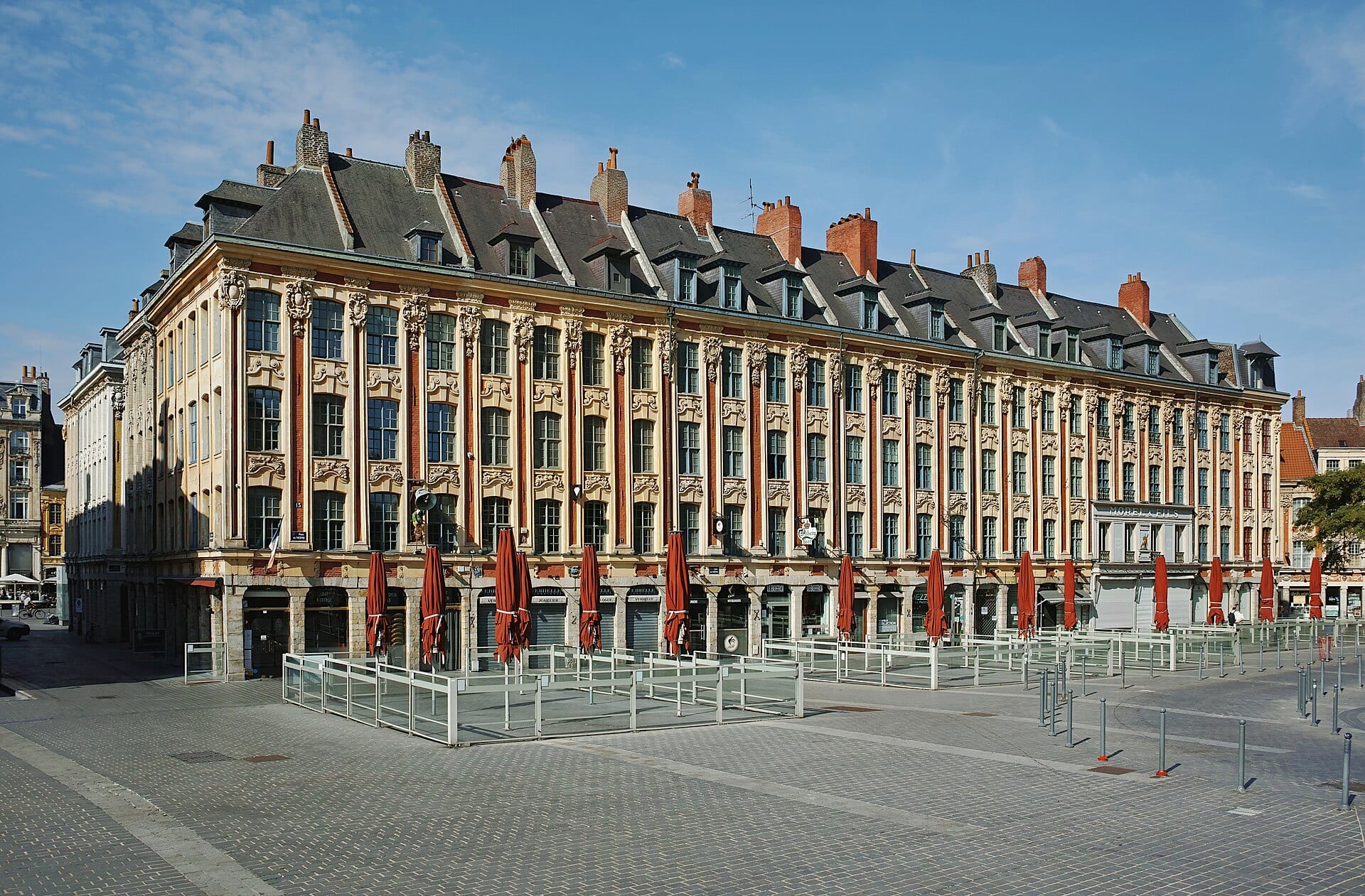 Le Rang de Beauregard à Lille, long front de façades classiques en brique et pierre