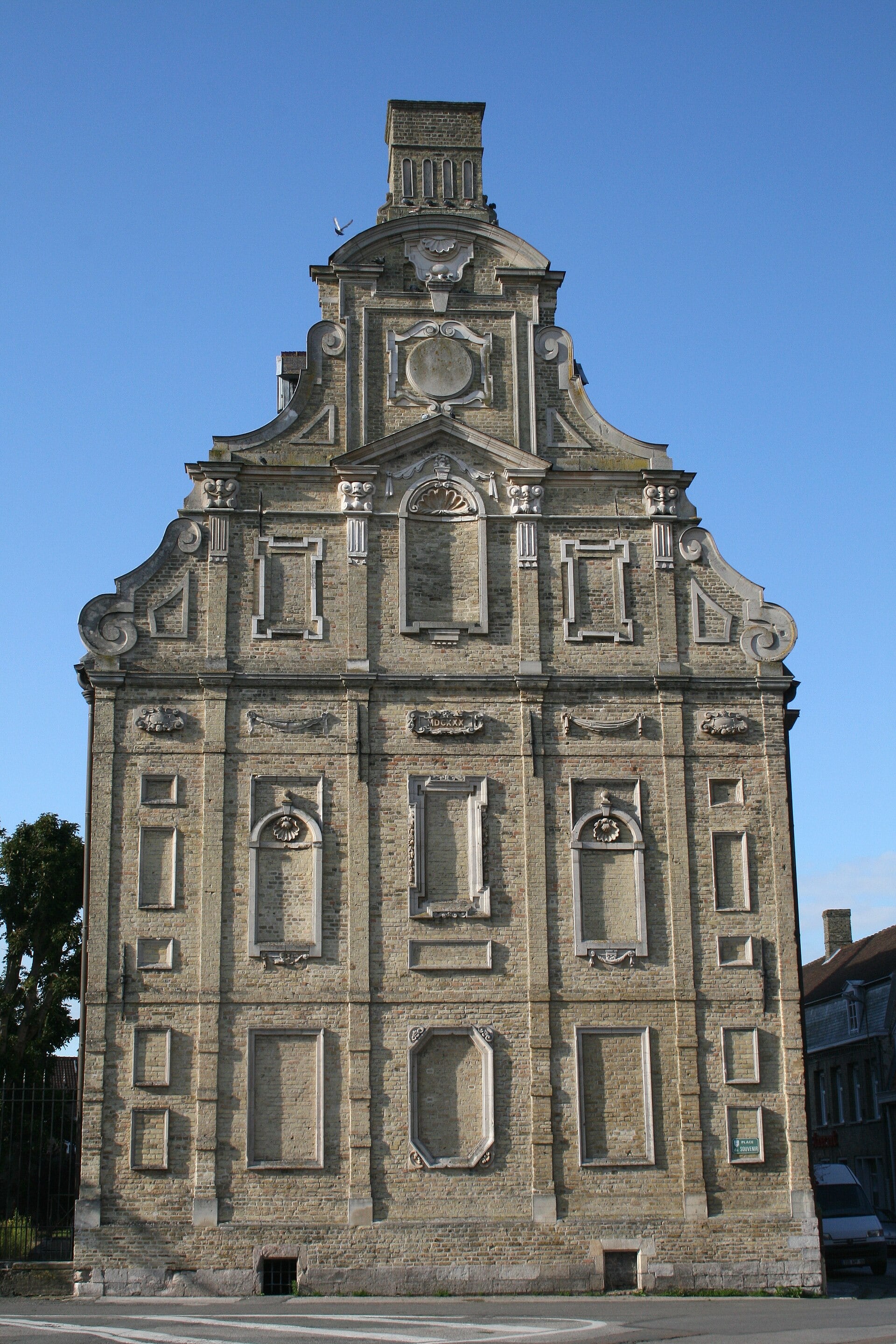 Le Mont-de-Piété de Bergues, pignon flamand baroque orné de pierre