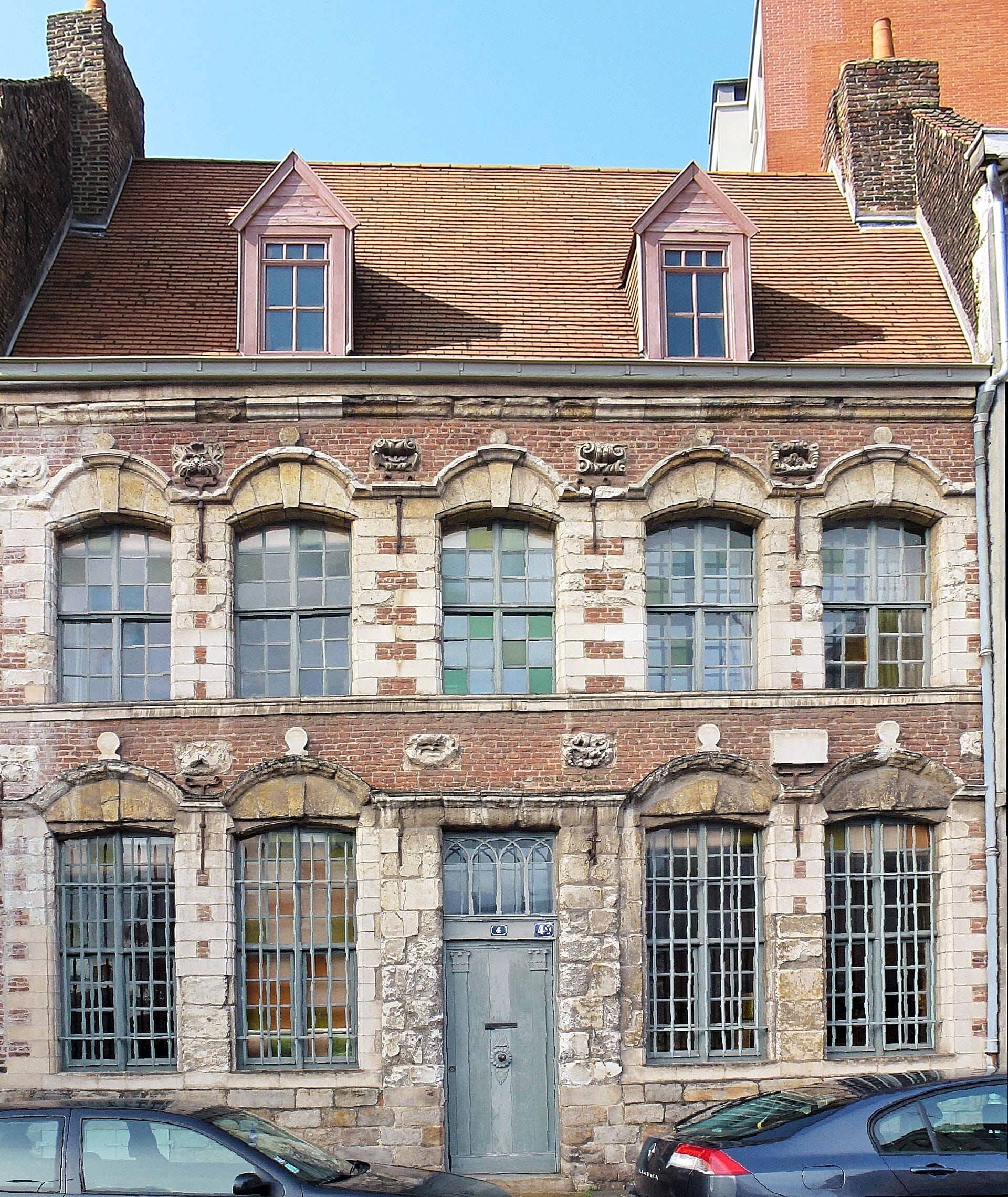 La Maison des Vieux Hommes à Lille, façade de brique à chaînages de pierre