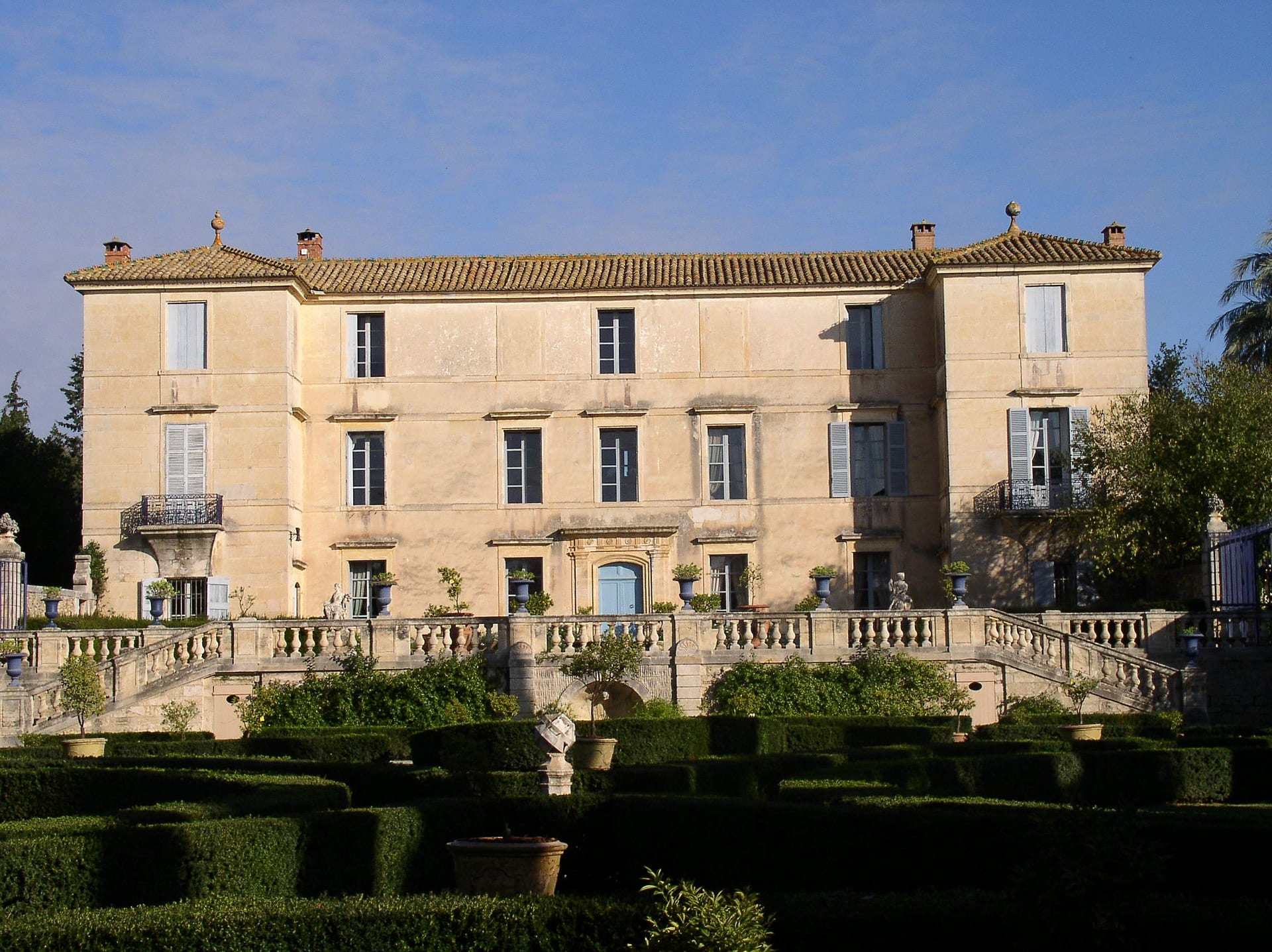 Le château de Flaugergues à Montpellier, façade ocre et jardins en terrasses
