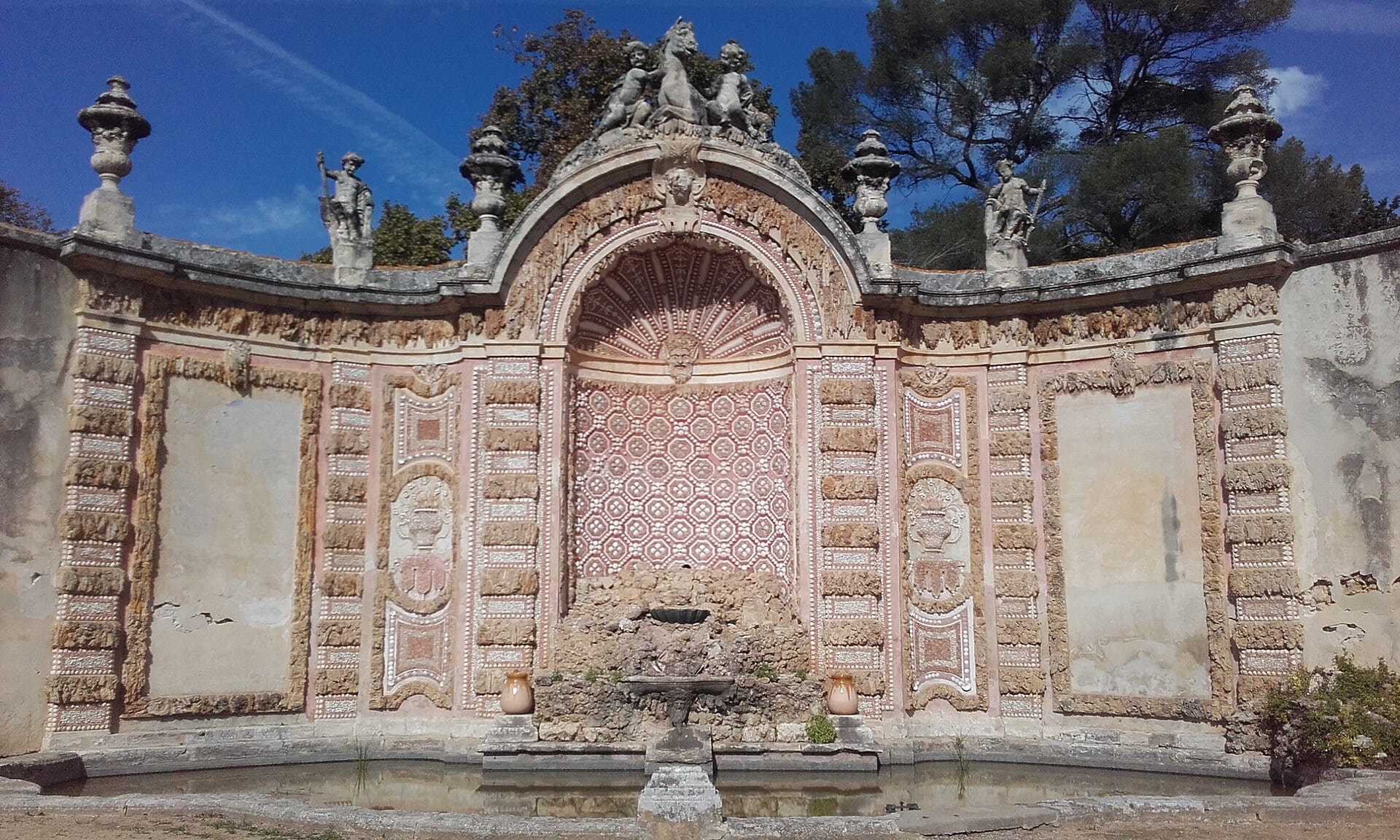 Buffet d’eau baroque, mur de fontaines à niches, au château de la Mogère