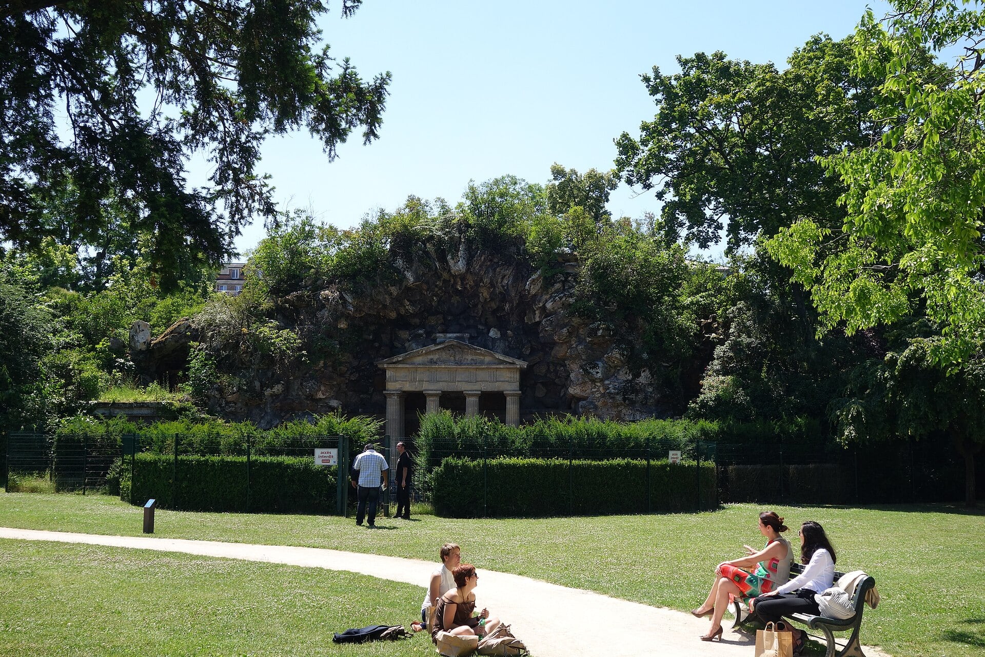 Le Grand Rocher de la folie Saint-James à Neuilly, énorme fabrique de rocaille dans un parc