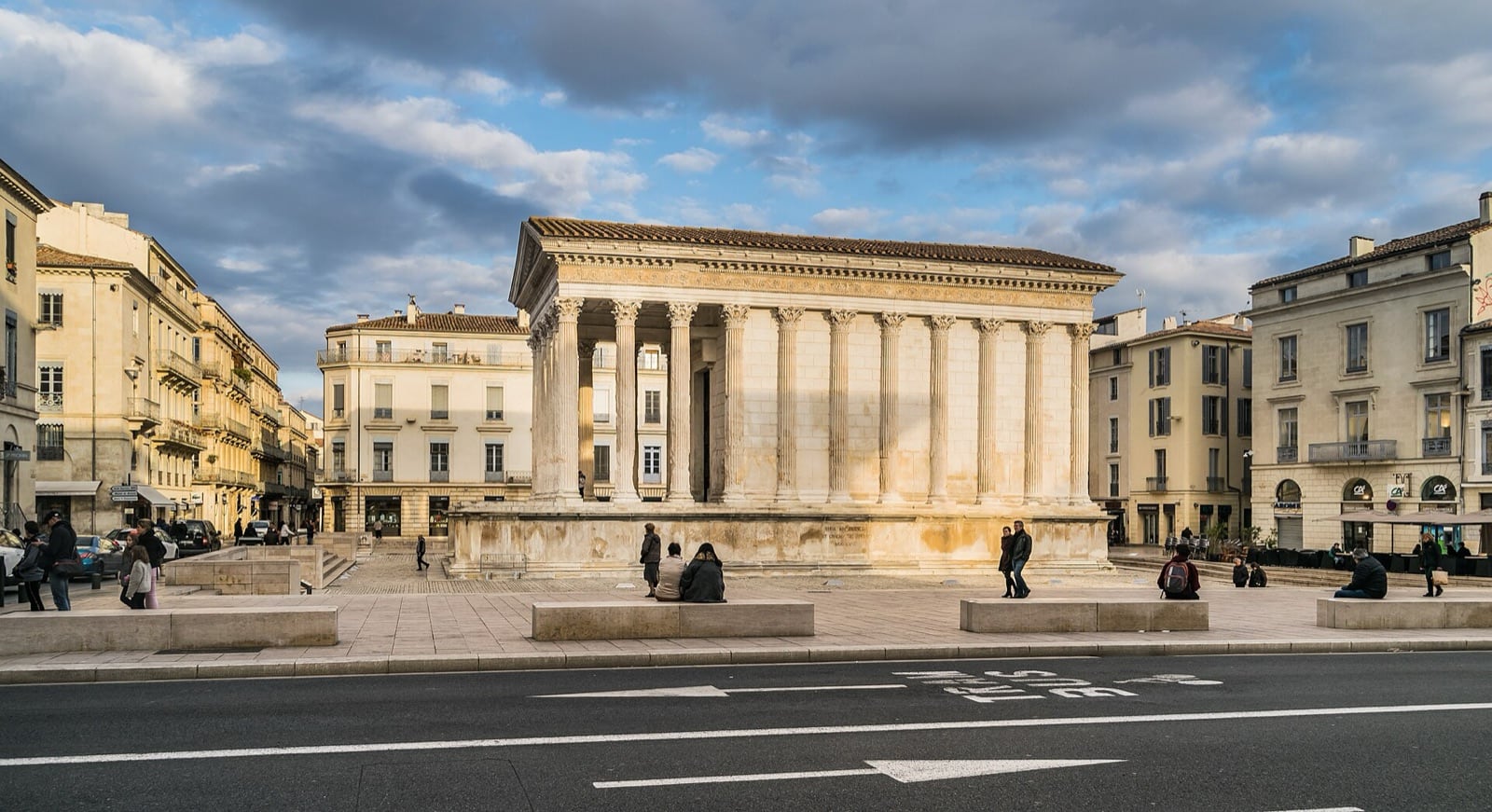 La Maison Carrée de Nîmes, temple romain, son fronton triangulaire porté par des colonnes corinthiennes au-dessus du portique