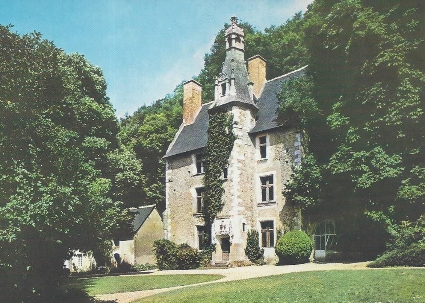 Carte postale ancienne d’un manoir Renaissance : corps de logis en pierre à haut toit d’ardoise, tour d’escalier saillante coiffée d’un lanternon ouvragé, fenêtres à meneaux, pelouse et allée